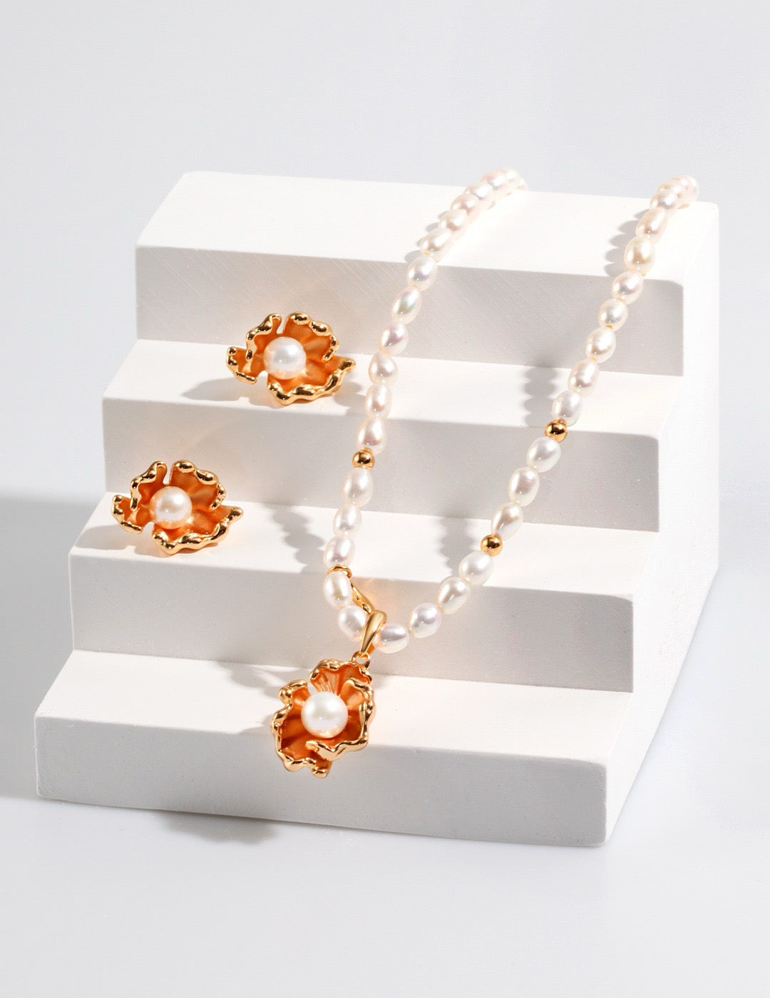 Wave-shaped natural freshwater pearl necklace