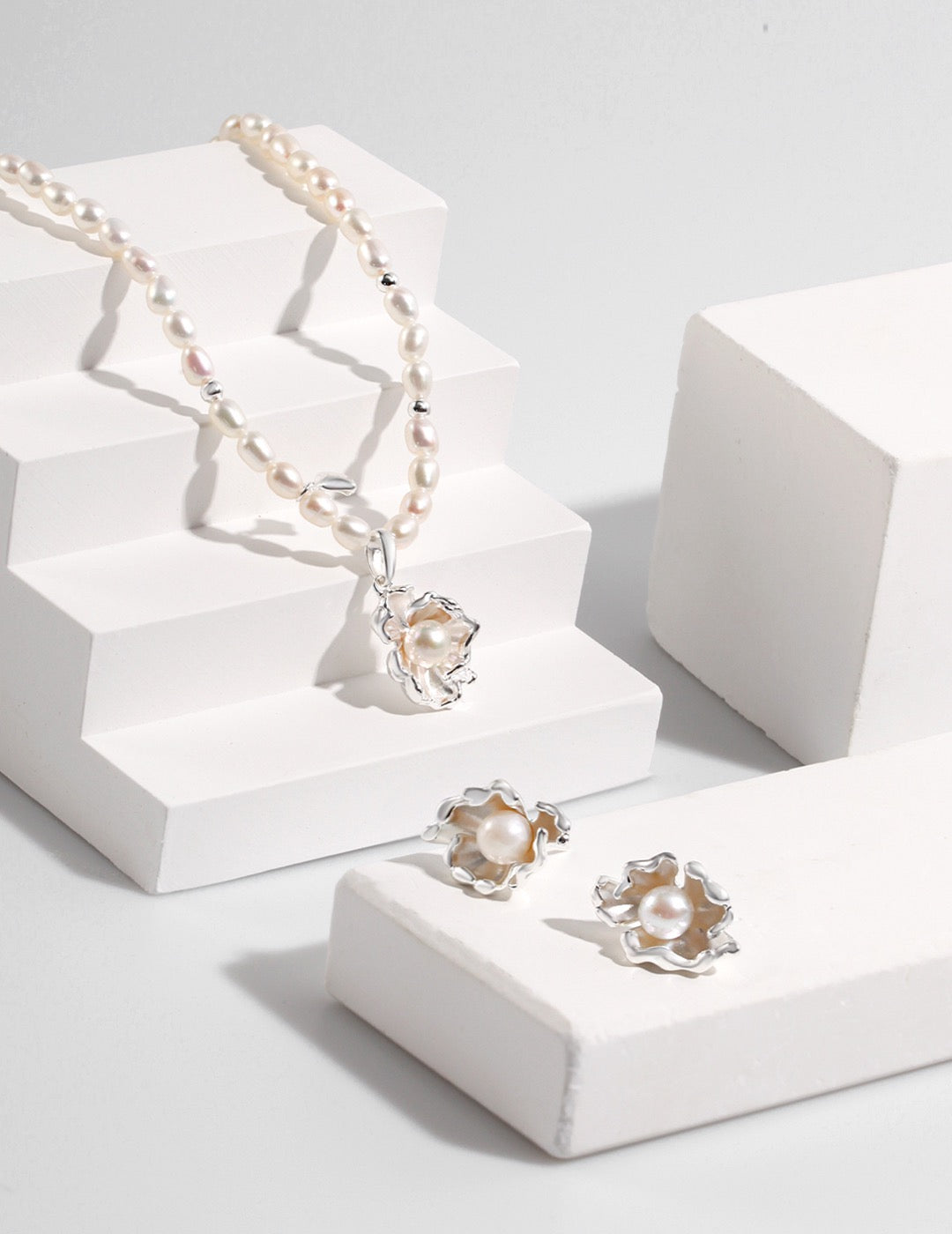 Wave-shaped natural freshwater pearl necklace