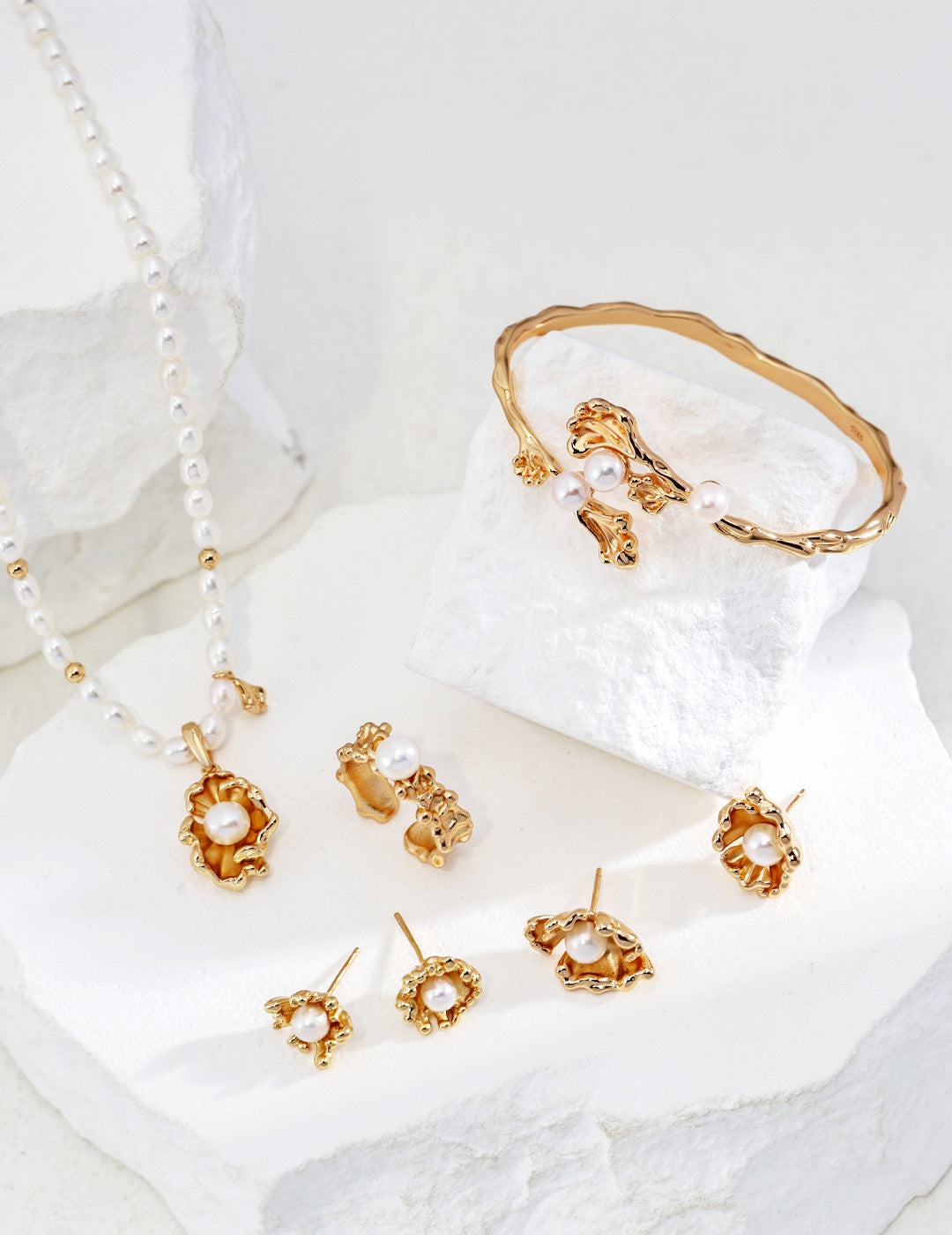 Wave-shaped natural freshwater pearl necklace