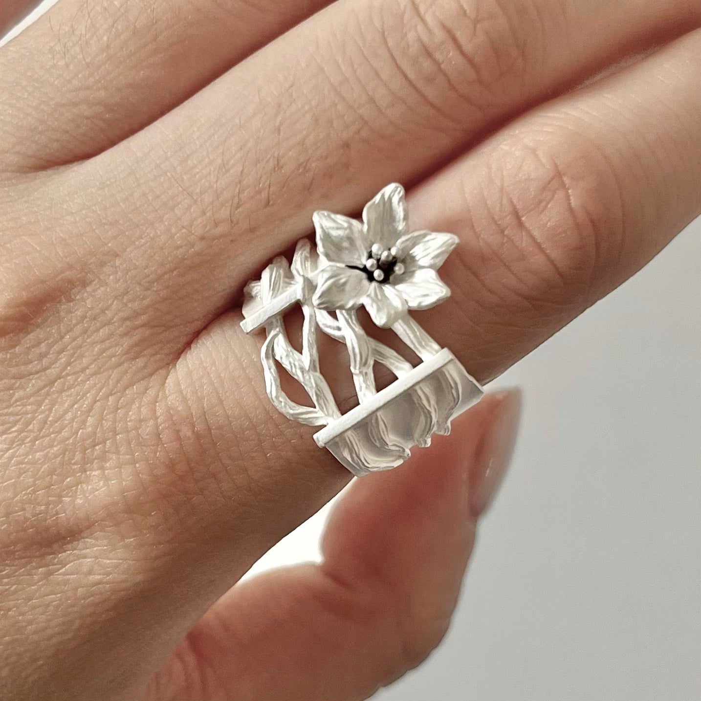 White Sterling Silver Bandage Flower Ring - Uniqvibe
