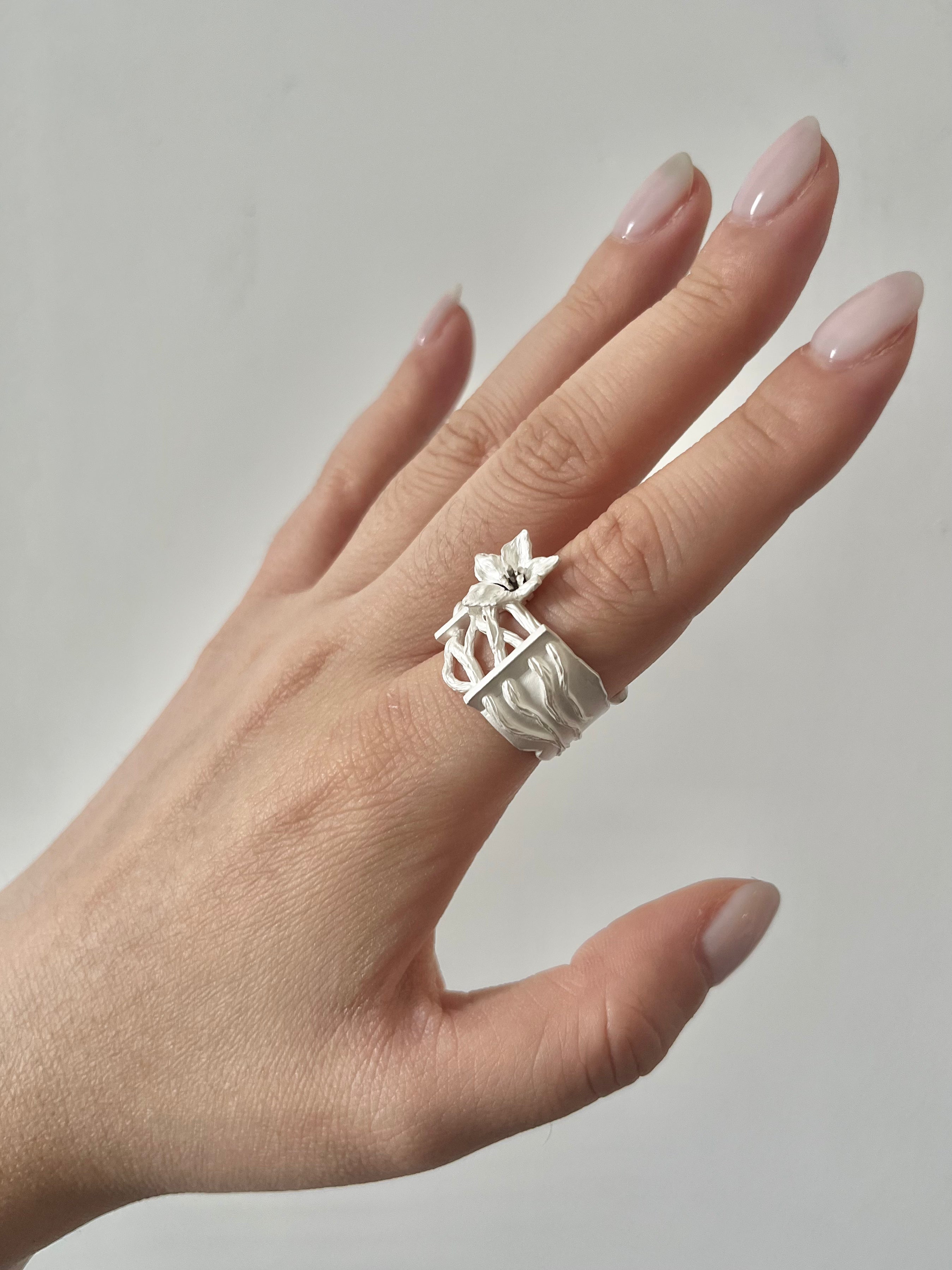 White Sterling Silver Bandage Flower Ring - Uniqvibe