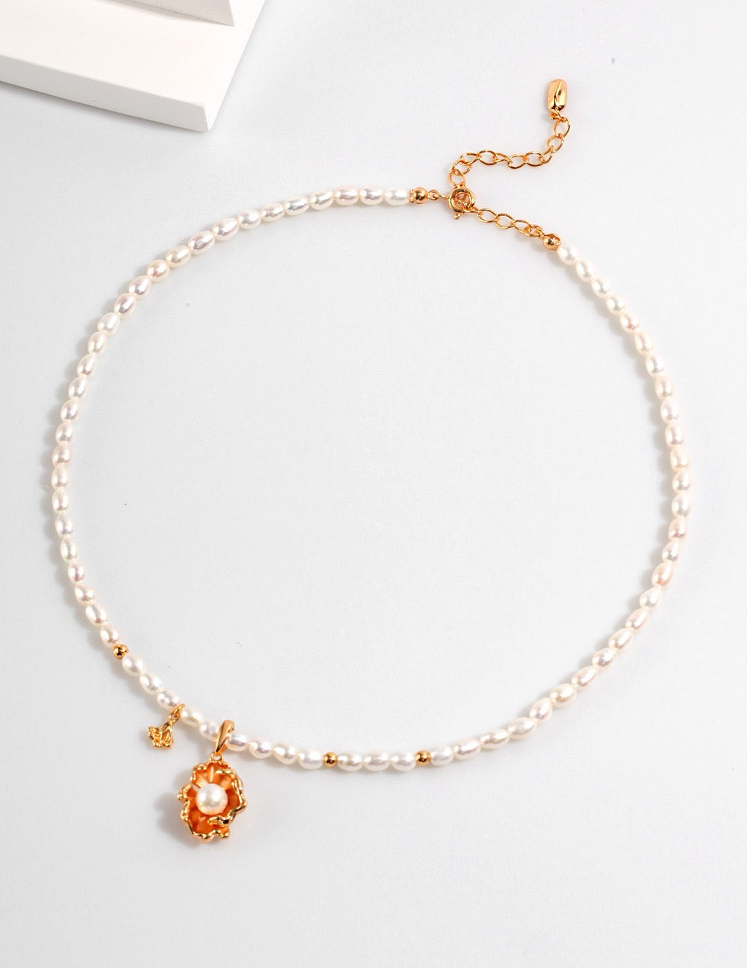 Wave-shaped natural freshwater pearl necklace